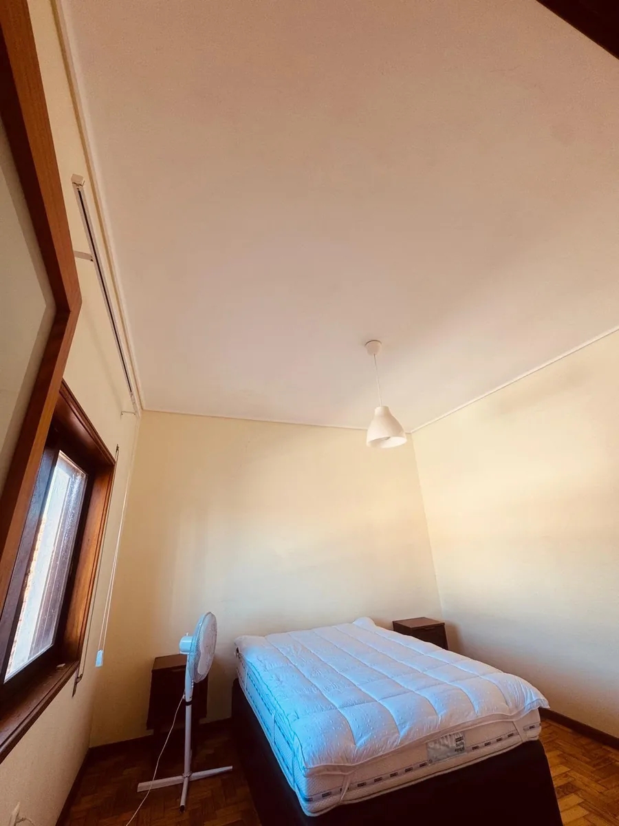 O mesmo quarto com o teto limpo e saudável, depois da limpeza