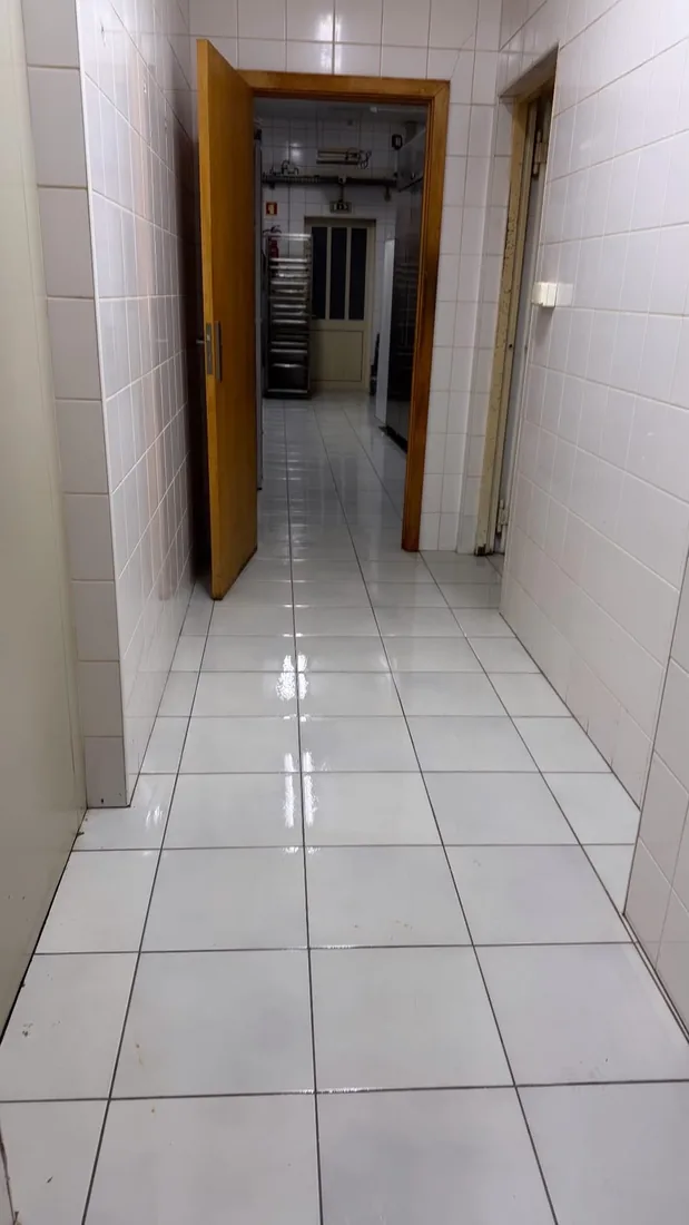 O mesmo espaço com o pavimento limpo e brilhante, depois da limpeza