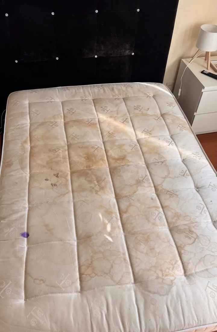 Colchão com manchas amareladas e nódoas, antes da higienização