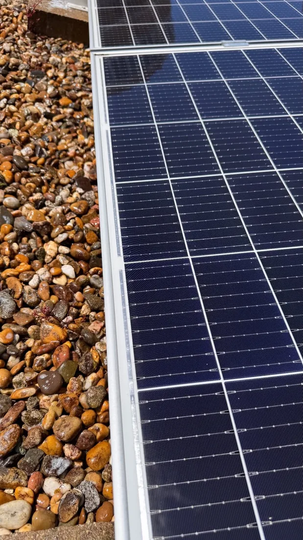 Os mesmos painéis solares limpos e brilhantes, depois da limpeza