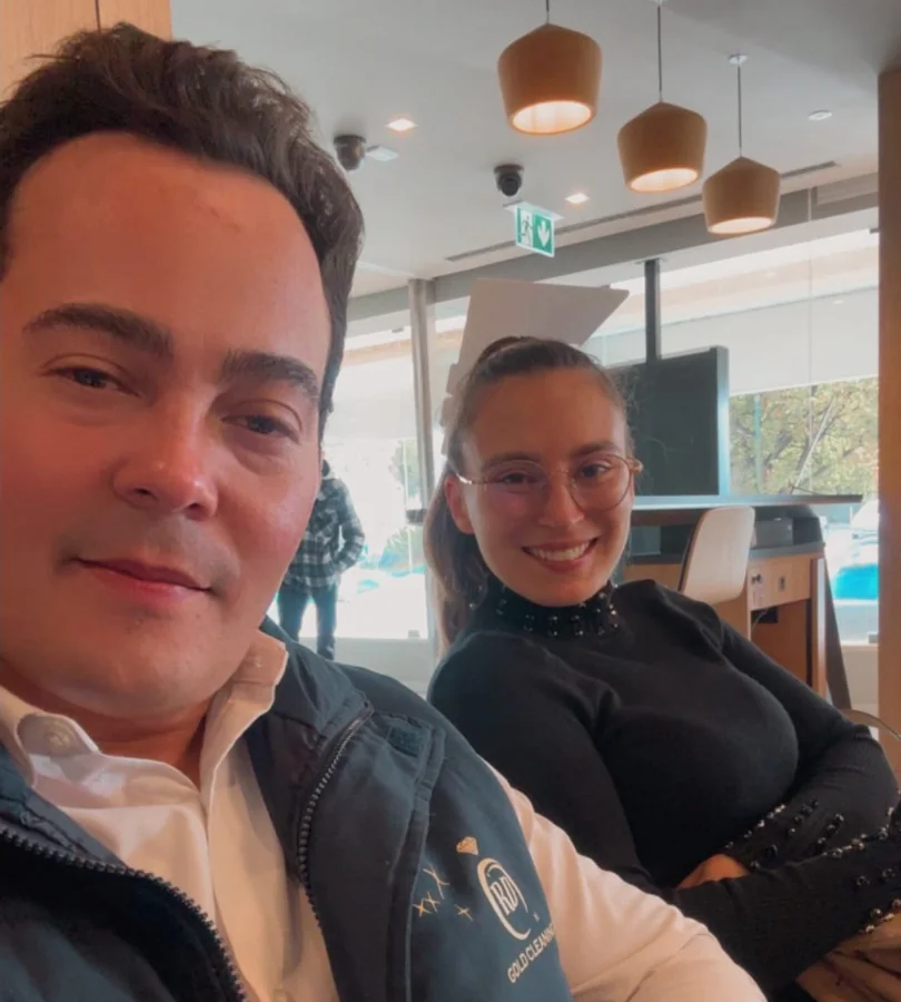 Daniela e Rafael, fundadores da Gold Cleaning Services, com a farda da marca