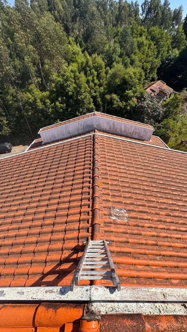 Telhado de telha cerâmica desbotado, com musgo e sujidade, antes da limpeza